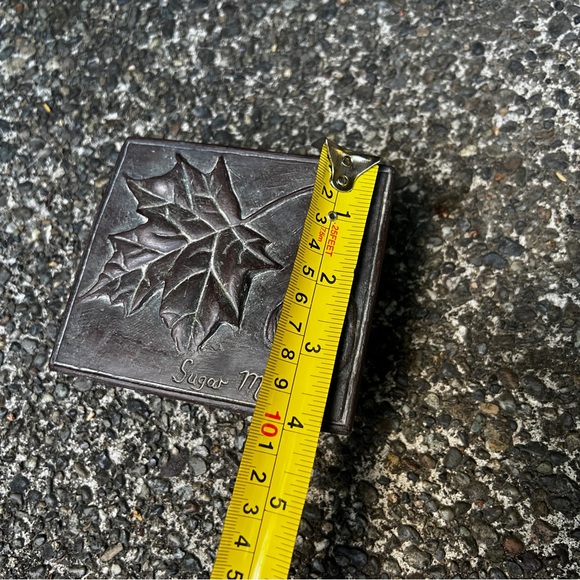 Hen Feathers Cast Resin Lidded Trinket Box Sugar Maple 4.5” - Picture 10 of 13